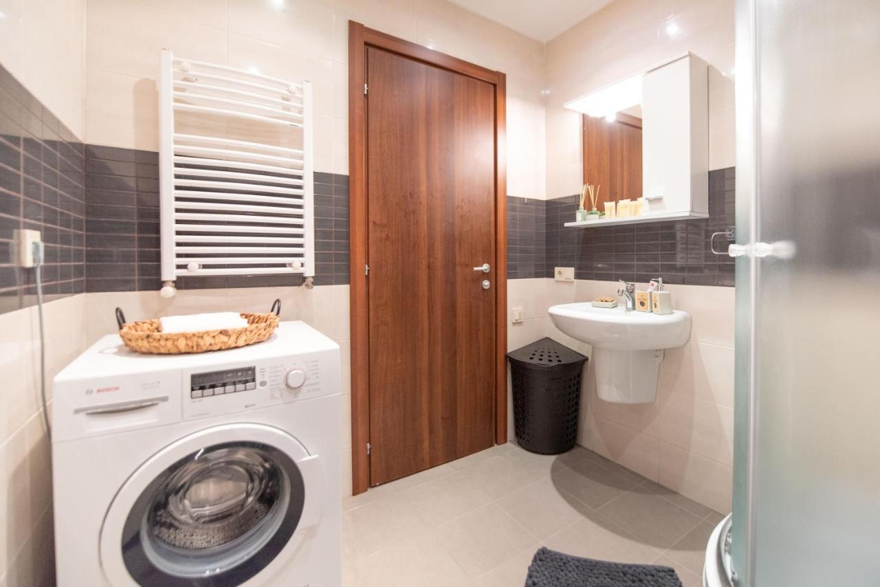 Gg Home - Cozy 2-Bedroom Apartment On Givi Kartozia Tbiliszi Kültér fotó