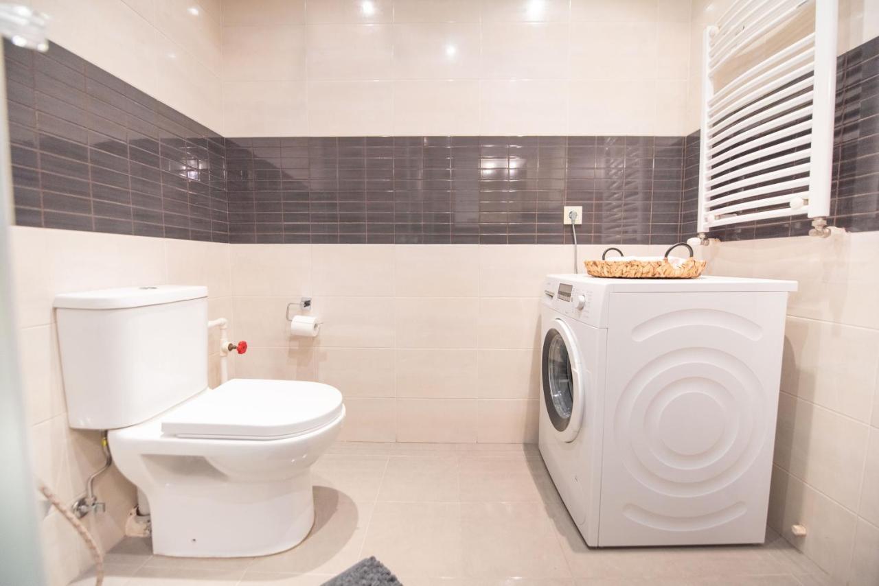 Gg Home - Cozy 2-Bedroom Apartment On Givi Kartozia Tbiliszi Kültér fotó