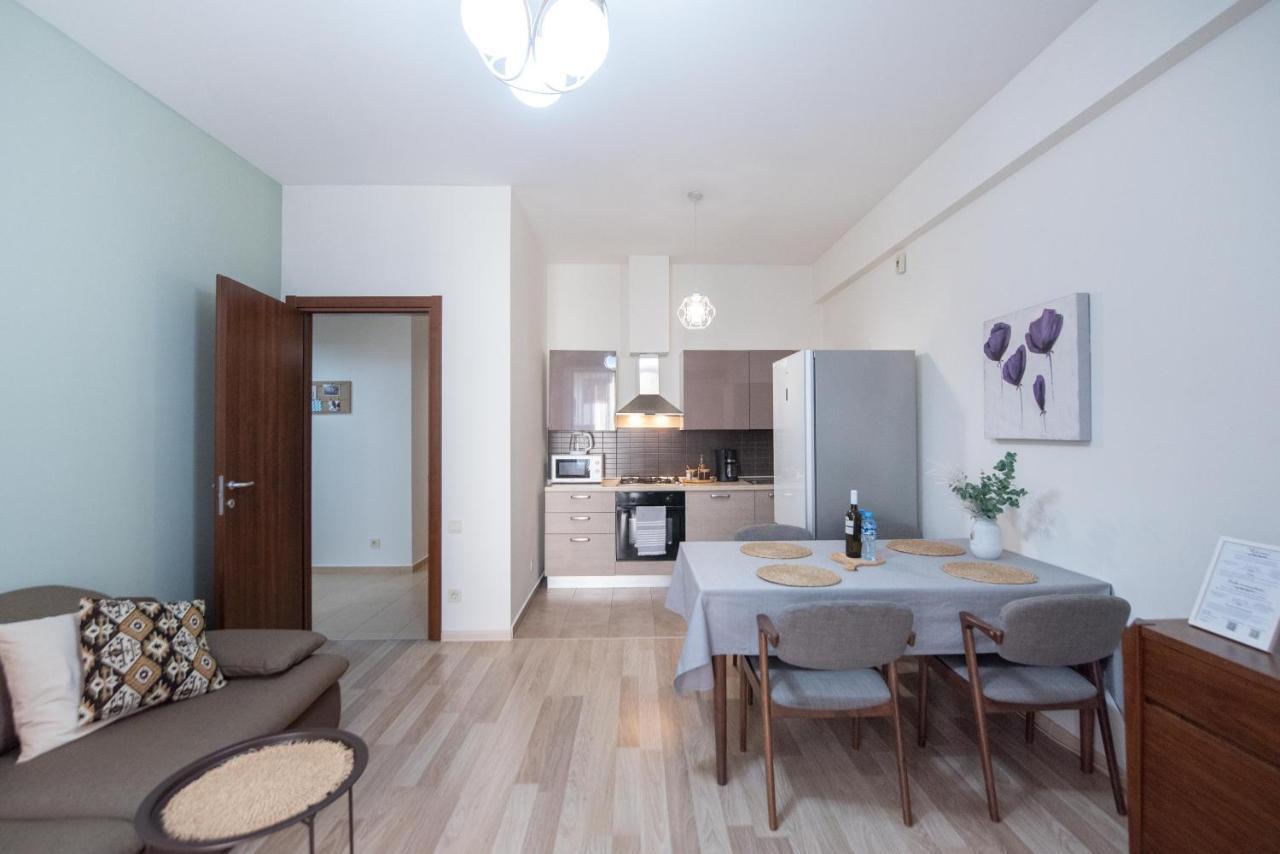Gg Home - Cozy 2-Bedroom Apartment On Givi Kartozia Tbiliszi Kültér fotó